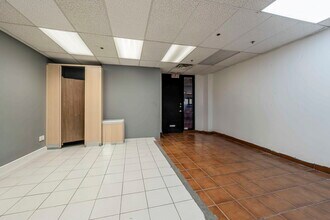 433 Rue Chabanel O, Montréal, QC à louer Photo du bâtiment- Image 2 de 3