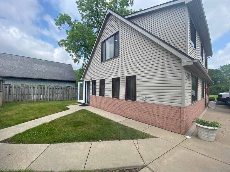 4470 Jackson Rd, Ann Arbor, MI à louer - Photo du bâtiment - Image 1 de 2
