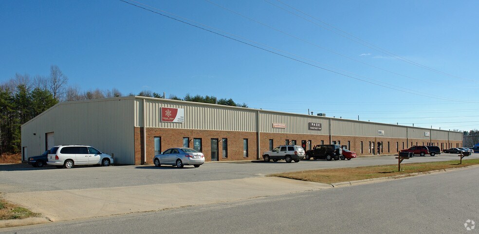 128 Furlong Industrial Dr, Kernersville, NC à louer - Photo du bâtiment - Image 1 de 8