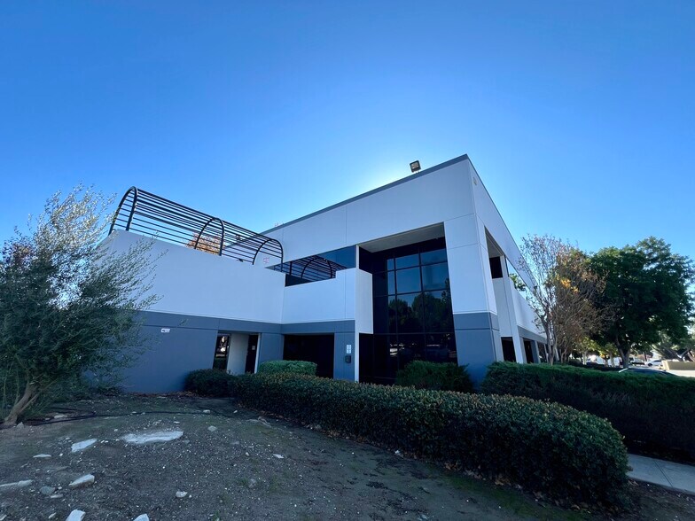 8632 Archibald Ave, Rancho Cucamonga, CA à louer - Photo du bâtiment - Image 2 de 3