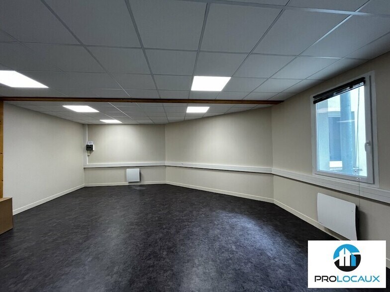 Office in Saint-Maximin for lease - Interior Photo - Image 1 of 6
