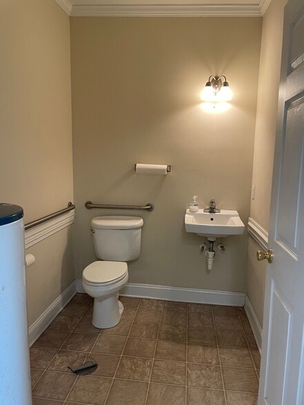 1601 W Vernon Ave, Kinston, NC for lease - Interior Photo - Image 3 of 9