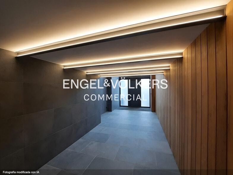 Multifamily in Barcelona, Barcelona for sale - Interior Photo - Image 2 of 4