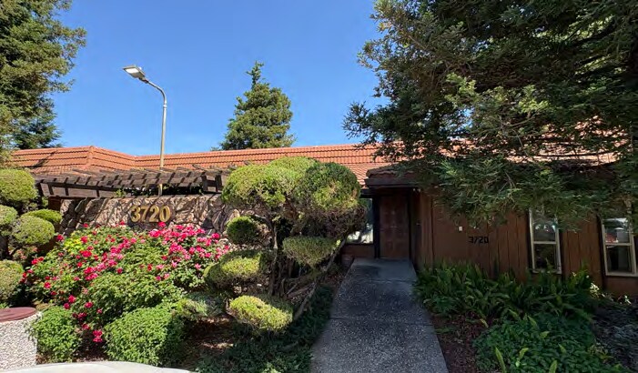3701 Lone Tree Way, Antioch, CA à louer - Photo du bâtiment - Image 3 de 9