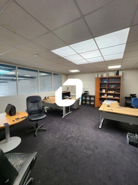 Flex in Marolles-en-Brie for lease - Interior Photo - Image 3 of 4