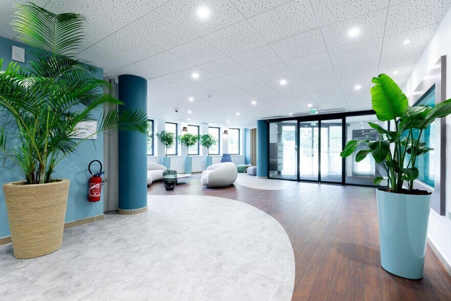 2 Quai Du Commerce, Lyon for lease - Lobby - Image 2 of 13