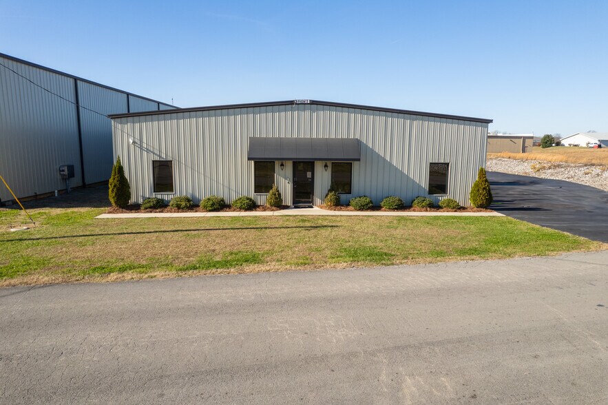 252 Commerce Dr, Tompkinsville, KY à vendre - Photo du bâtiment - Image 3 de 25