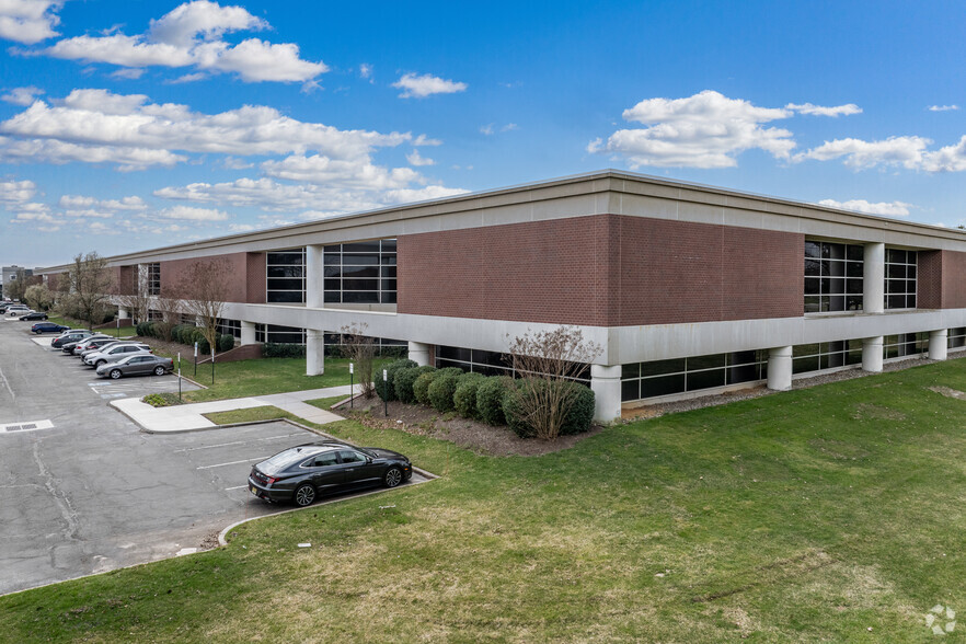 32 Commerce Dr N, Cranbury, NJ for lease - Building Photo - Image 1 of 5