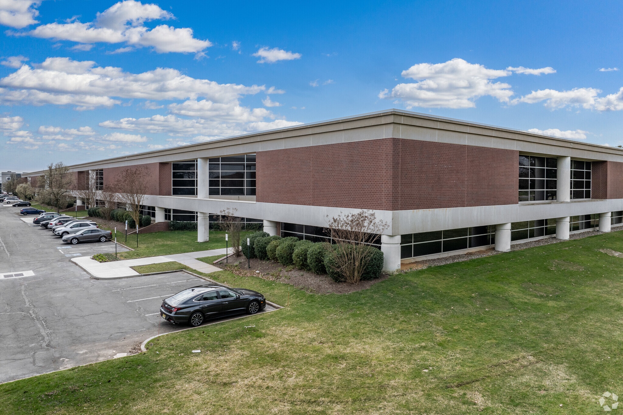 32 Commerce Ct, Cranbury, NJ for lease Building Photo- Image 1 of 8