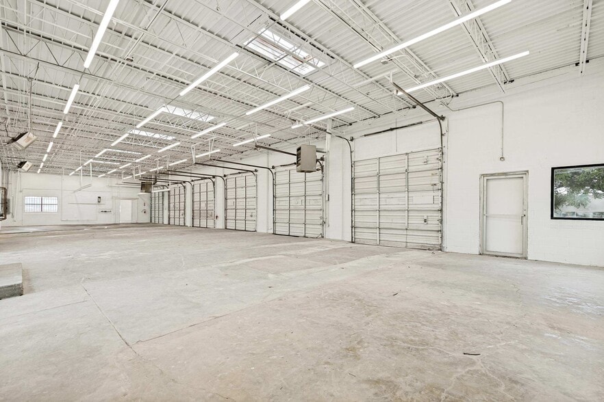 400 Bishop Ave, Richardson, TX for lease - Building Photo - Image 3 of 3