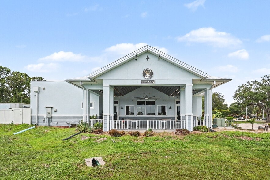 11970 Fairway Lakes Dr, Fort Myers, FL à vendre - Photo du bâtiment - Image 2 de 16