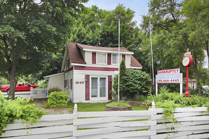 8685 Highland Rd, White Lake Township, MI à vendre - Photo du bâtiment - Image 1 de 9