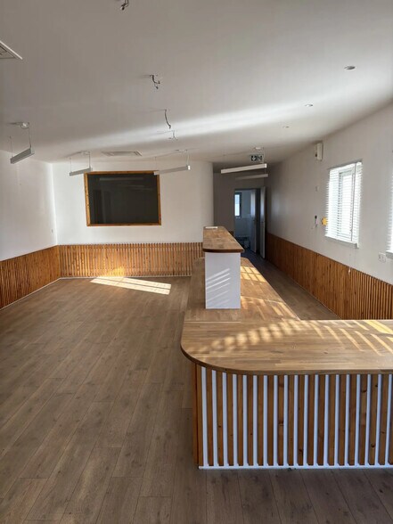 Office in Peynier for sale - Interior Photo - Image 2 of 3