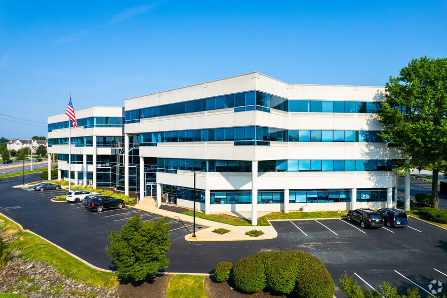 1 E Uwchlan Ave, Exton, PA à louer - Photo du bâtiment - Image 2 de 14