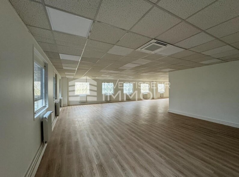 Flex in Lognes for lease - Interior Photo - Image 2 of 4