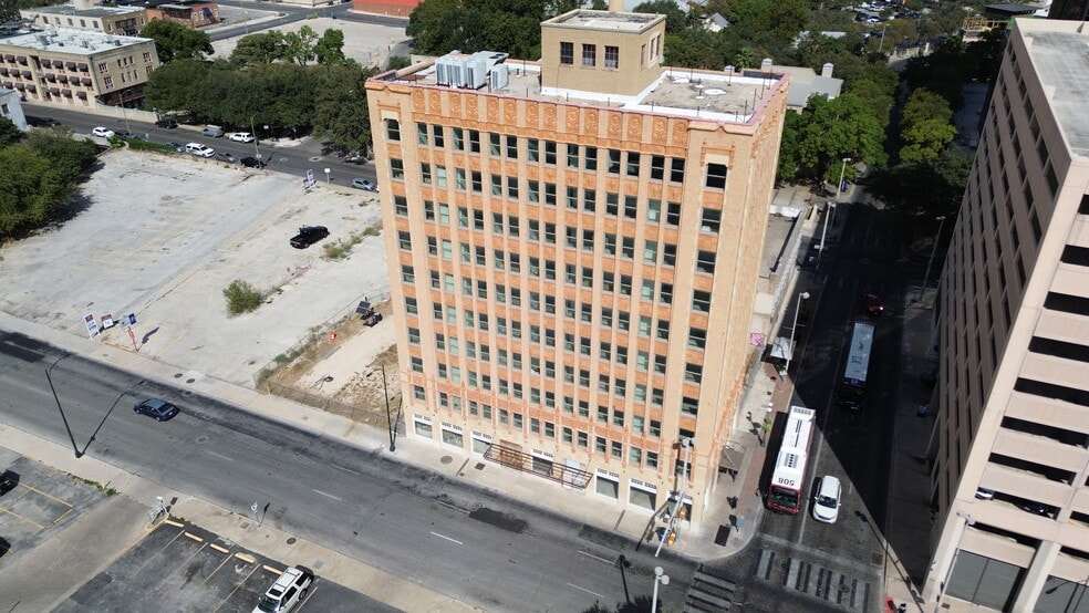 The Flats and Voss Buildings portfolio of 2 properties for sale on LoopNet.ca - Building Photo - Image 2 of 13
