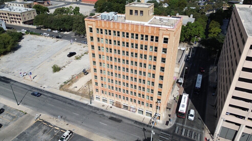 The Flats and Voss Buildings portefeuille de 2 propriétés à vendre sur LoopNet.ca - Photo du bâtiment - Image 2 de 13