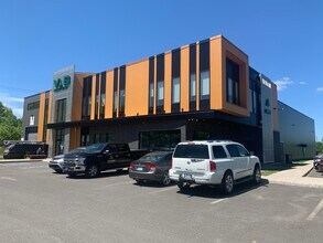 4695 Rue De La Pascaline, Lévis, QC for lease Interior Photo- Image 2 of 4