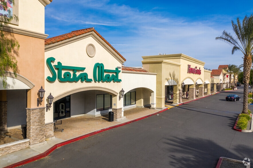 10823 Zelzah Ave, Granada Hills, CA for lease - Building Photo - Image 1 of 17