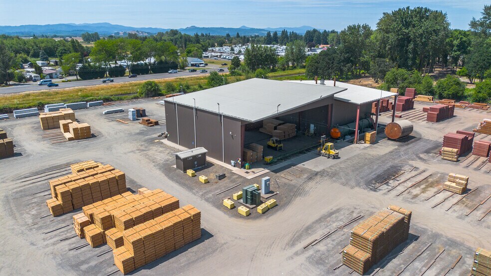 18 Year Absolute Net Lease - IND & IOS portefeuille de 2 propriétés à vendre sur LoopNet.ca - Photo du bâtiment - Image 2 de 17