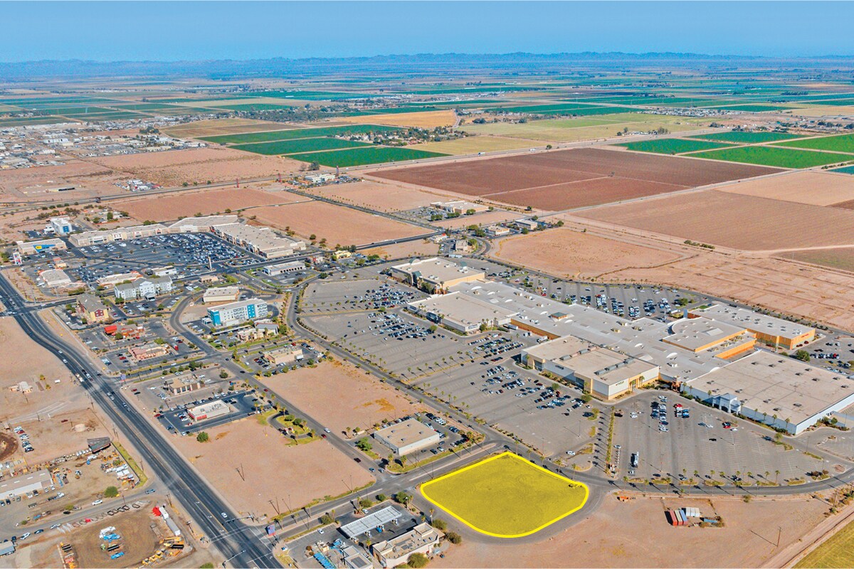 1560 Dogwood Road, El Centro, CA à vendre Photo du bâtiment- Image 1 de 3