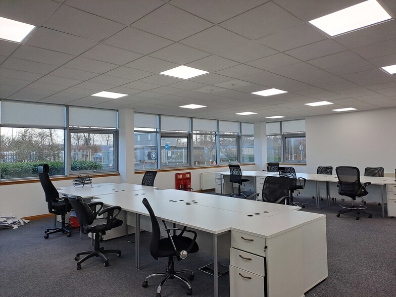 300 Springhill Pky, Baillieston for lease - Interior Photo - Image 2 of 7