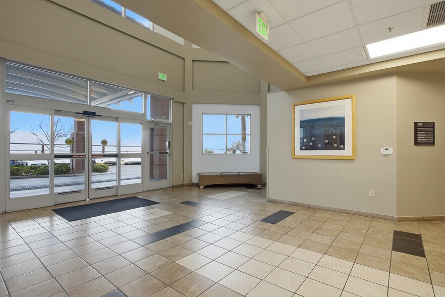 8285 W Arby Ave, Las Vegas, NV à louer - Photo du bâtiment - Image 3 de 7
