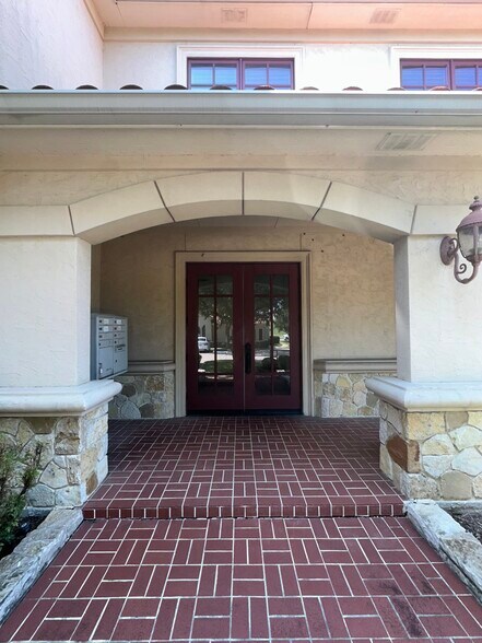 6628 Bryant Irvin Rd, Fort Worth, TX à vendre - Photo du bâtiment - Image 3 de 19