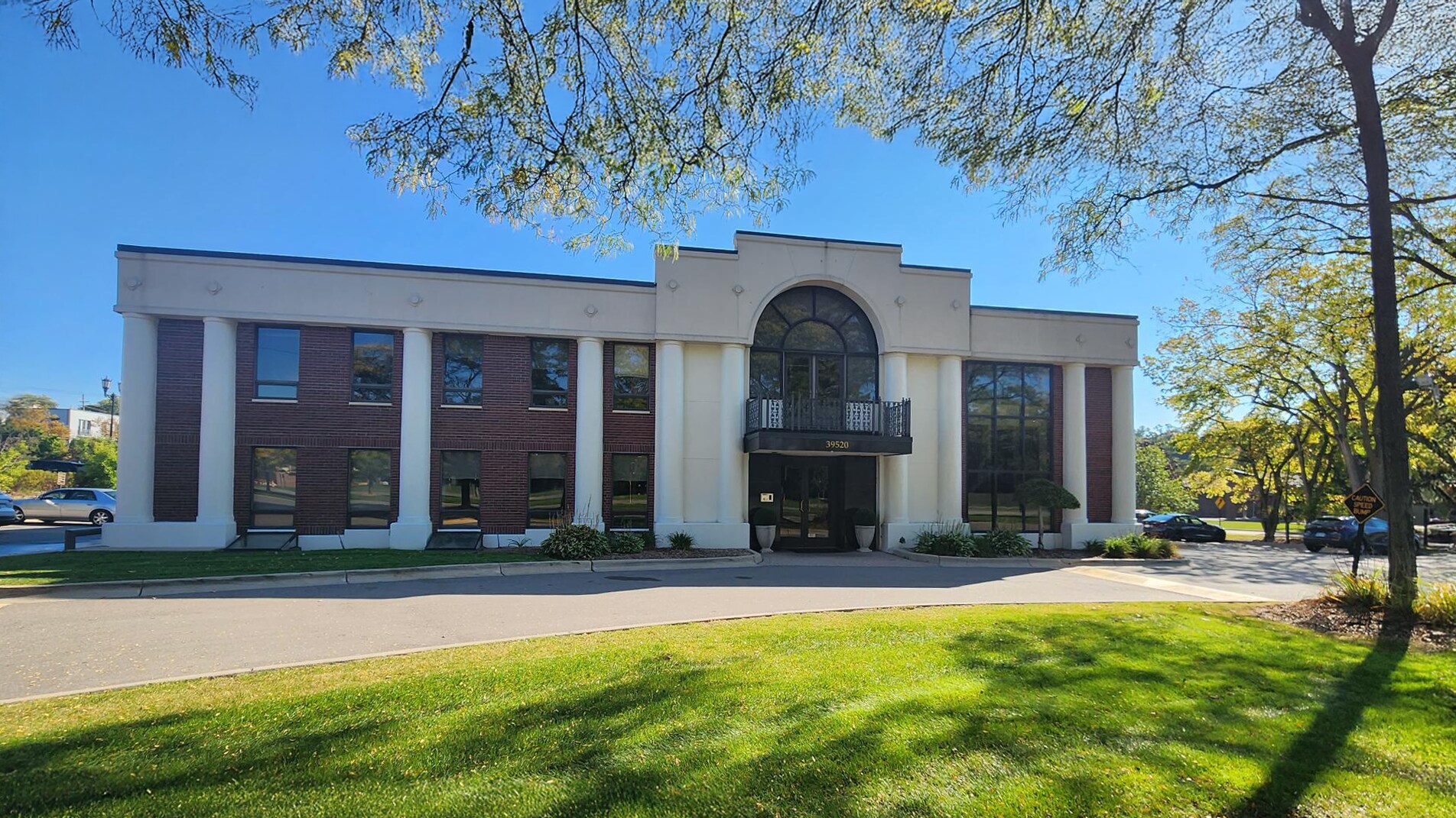 39520 Woodward Ave, Bloomfield Hills, MI à louer Photo du bâtiment- Image 1 de 2