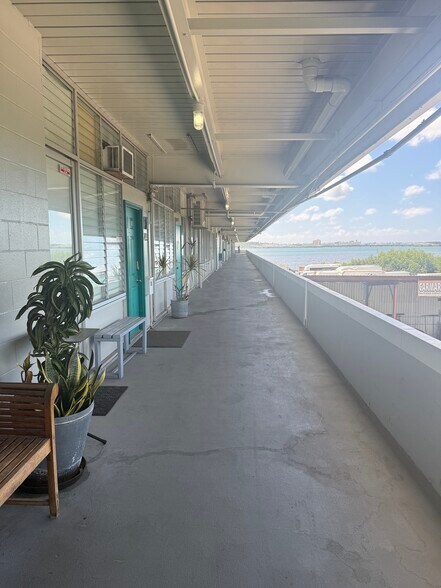 98-021 Kamehameha Hwy, Aiea, HI à louer - Photo du bâtiment - Image 3 de 8