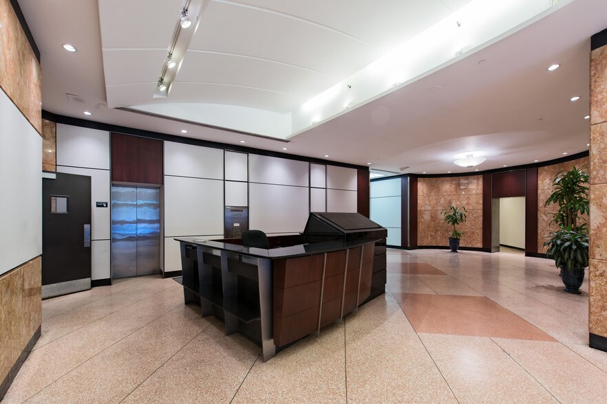 1155-1185 Boul Robert-Bourassa, Montréal, QC for lease - Lobby - Image 2 of 7