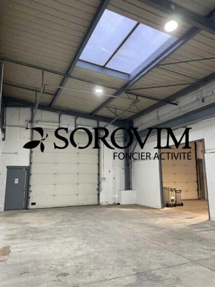 Flex in Vénissieux for lease - Interior Photo - Image 3 of 6