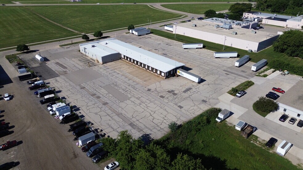 1570 E Bolivar Ave, Saint Francis, WI à louer - Photo du bâtiment - Image 3 de 3