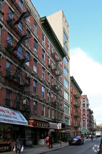 95 Elizabeth St, New York, NY for lease - Building Photo - Image 2 of 3