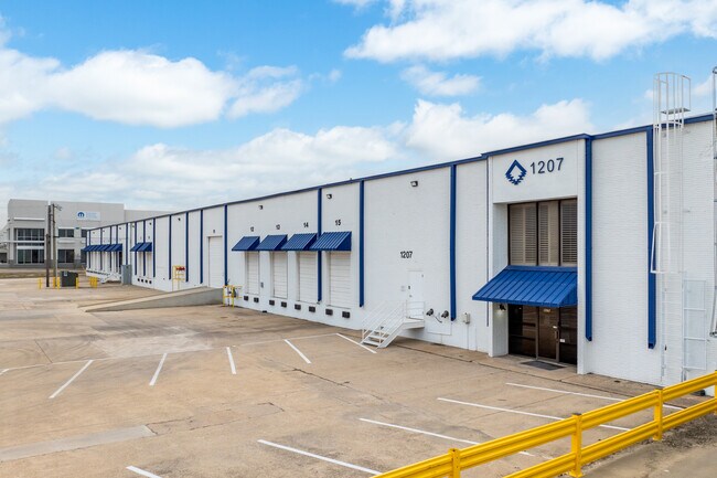 More details for 1207 W Crosby Rd, Carrollton, TX - Industrial for Lease