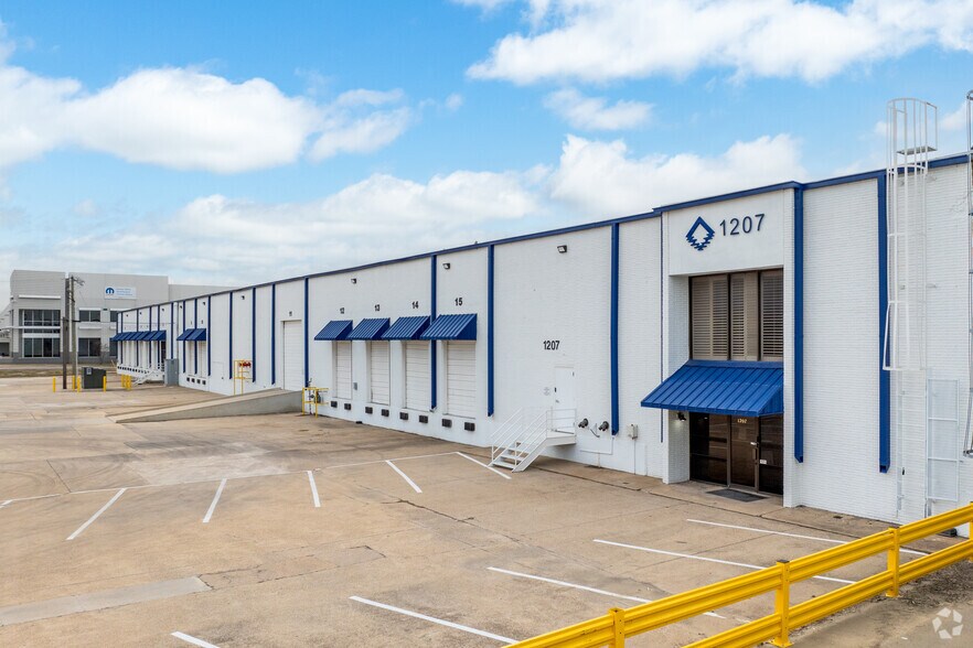 1207 W Crosby Rd, Carrollton, TX à louer - Photo du bâtiment - Image 1 de 22