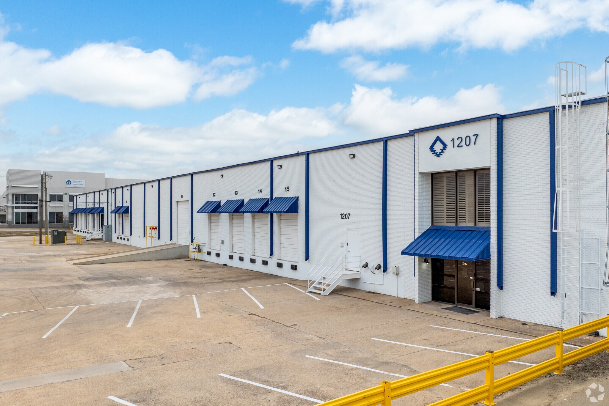 1207 W Crosby Rd, Carrollton, TX à louer Photo du bâtiment- Image 1 de 23