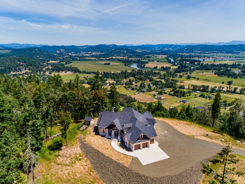 1055 Melrose Heights Ln, Roseburg, OR for sale - Building Photo - Image 1 of 1