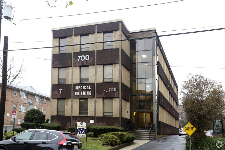 700 N Broad St, Elizabeth, NJ for sale - Primary Photo - Image 1 of 1