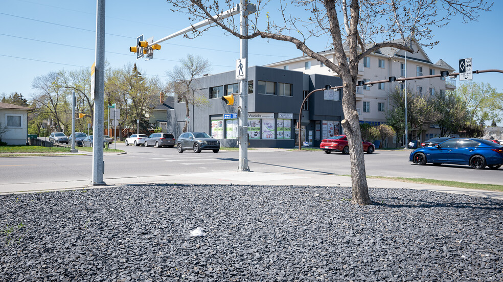 1901 Centre St NW, Calgary, AB à vendre - Photo du bâtiment - Image 1 de 16