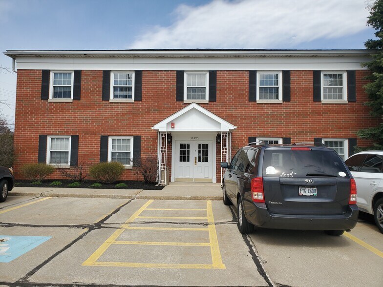 33595 Bainbridge Rd, Solon, OH à louer - Photo du bâtiment - Image 3 de 13