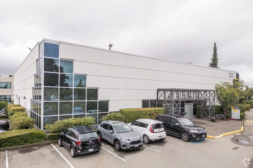 13211 Delf Pl, Richmond, BC à louer - Photo principale - Image 1 de 3