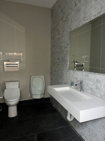 3501 W Garry Ave, Santa Ana, CA à louer - Photo du bâtiment - Image 3 de 24