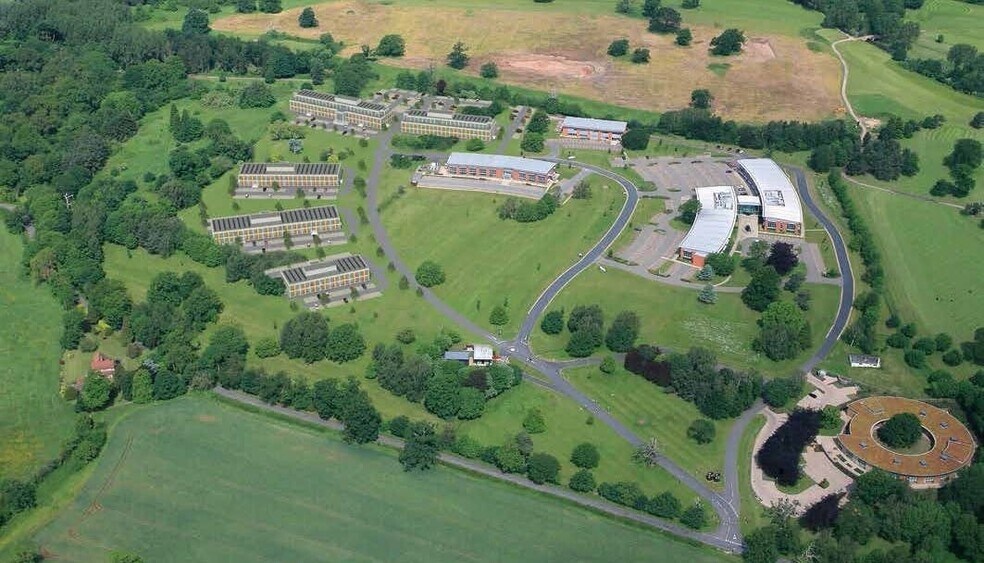 Abbey Park, Kenilworth à vendre - Photo du bâtiment - Image 2 de 11