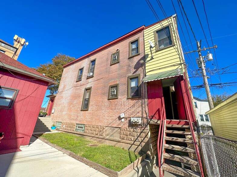 10401 S Ewing Ave, Chicago, IL à vendre - Photo du bâtiment - Image 2 de 13