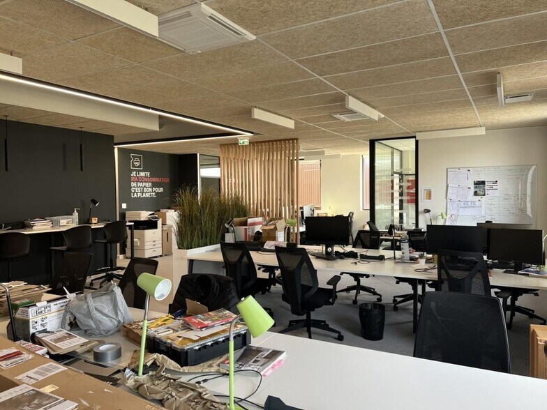 Office in Tremblay-en-France for lease - Interior Photo - Image 1 of 8