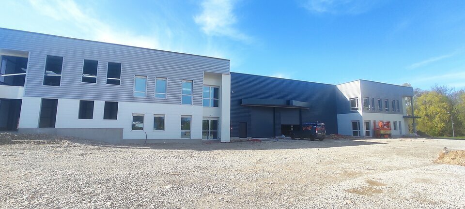 Local d'activités dans Bourgoin-Jallieu à vendre - Photo du bâtiment - Image 2 de 7