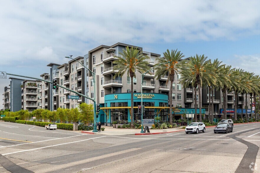 2100 E Katella Ave, Anaheim, CA à louer - Photo du bâtiment - Image 1 de 8