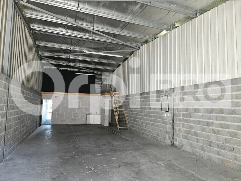 Flex in SAINT-JEAN-D'ILLAC for lease - Interior Photo - Image 2 of 5