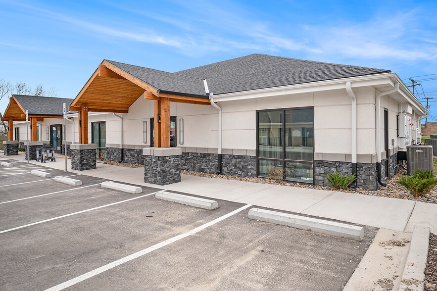 9361-9369 W 75th St, Overland Park, KS for lease - Building Photo - Image 1 of 3